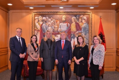 Meta pret delegacionin e Komisionit për Punë të Jashtme dhe Diasporë të Parlamentit të Kosovës: Politika të bashkohet për…