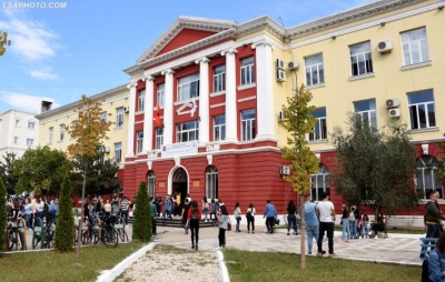 Universitetet shqiptare hapin sot dyert, studentët rikthehen në auditore, kusht vaksinimi ose testi PCR