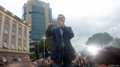 Deutsche Welle raporton nga Tirana: Gaz lotsjellës, shashka e thirrje ‘Rama ik’