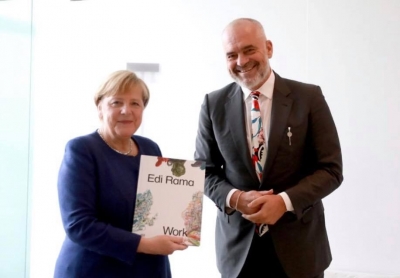 Rama i tregoi zonjës Merkel një fletore vizatimi
