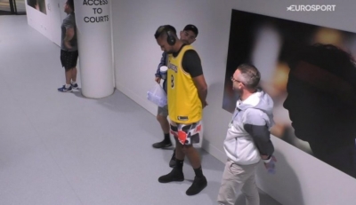 VIDEO/ Gjesti i madh, mes lotësh tenisti futet në fushë me fanellën e Kobe Bryant