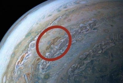 Kjo fotoja e planetit Jupiter, po “çmend’ shkencëtarët