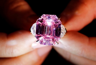 Diamanti i rrallë shitet për çmim rekord