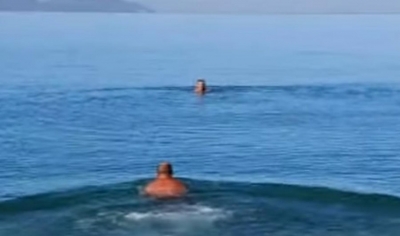 Dy ish-futbollistët sfidojnë të ftohtin, lahen në det në mes të dimrit