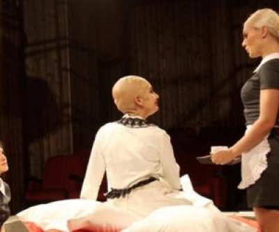 Shfaqja“Shërbëtoret” rikthehet në Teatrin Eksperimental