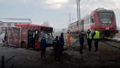 Treni përplaset me autobusin në Nish, 5 të vdekur