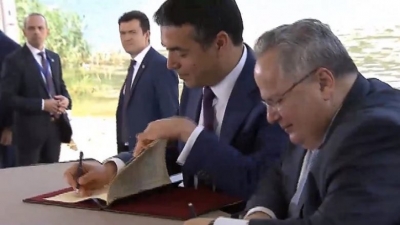Pas 27 vitesh, nënshkruhet marrëveshja Greqi-Maqedoni për emrin