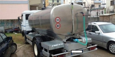 A është i pijshëm uji i autobotëve që bëjnë “xhiro” nëpër Tiranë?!