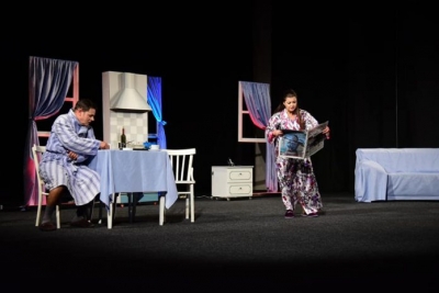 Takimi i teatrove në Gjirokastër, argëton komedia “Sundimi i gruas”