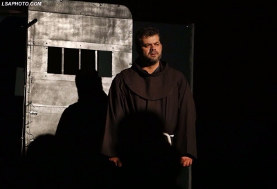 Monodrama “Rrno për me tregue”, në skenën e teatrit në Gjirokastër