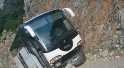 Aksidentohet autobusi me turistë, s’ka të lënduar