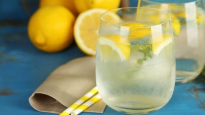 Ujë me Limon – Kura dhe trajtimi natyral kundër urthit dhe refluksit të stomakut