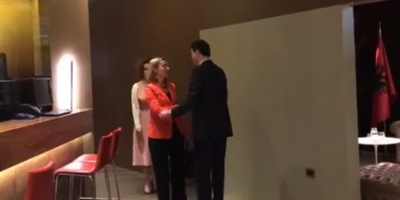 VIDEO/ Mogherini nuk ikën pa e takuar Bashën në Rinas, sapo u kthye nga Berlini