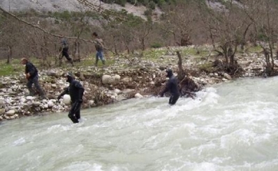 FIER/ Policia nuk ndihmon gruan e mbytur në lumë