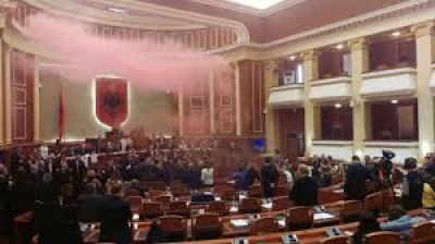Deputeti demokrat: Rama dhunon me armë Kuvendin e Shqipërisë