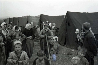 Refugjatë çamë në çadrat e ngritura nga UNRRA në kodrën e qytetit të Kavajës. Foto e vitit 1945