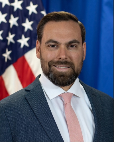 “Flet shqip”. Ambasada amerikane prezanton zëvendësambasadorin e ri në Tiranë