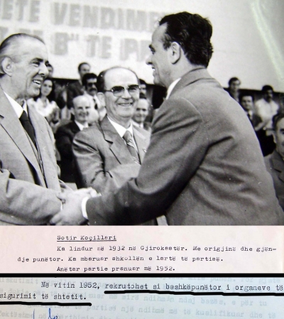Sotir Koçollari duke marrë detyrën e presidentit të Bashkimeve Profesionale në vitin 1982 dhe faksimile e biografisë së tij