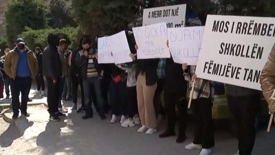 Qindra qytetarë ngrihen në protestë: ‘Truallin e shkollës sonë mos ia falni Carlo Bollinos&#039;