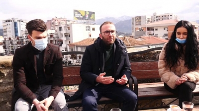 Drejtuesi politik i Partisë Demokratike për Qarkun e Elbasanit, Gazment Bardhi takoi të rinjtë me të cilët diskutoi largimin nga Shqipëria të bashkëmoshatarëve të tyre.