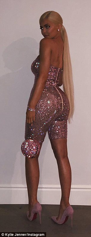 4EFB0A1F00000578 6047083 Pretty in pink Kylie ensured her outfit matched the theme as she a 71 1533899814384