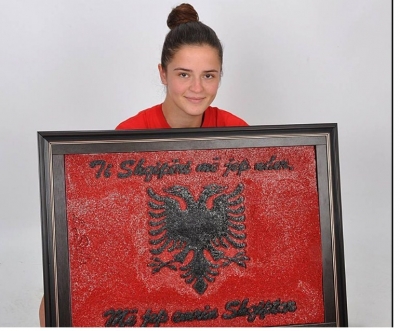 Vajza fierake vjen me punimin e rrallë, 36 mijë gozhdë për flamurin