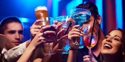 Alkolizimi i15-vjeçarëve? Në Shqipëri, 1/10 vajza dhe 1/4 djem, konsumatorë të rregullt