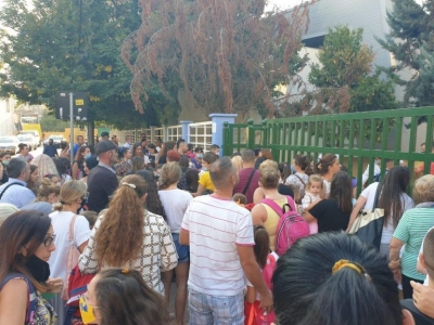 Ish-deputetja e PD nxjerr videon: Realiteti rrezon propagandën e qeverisë në ikje, grumbullime masive ne shkolla. Çfarë po ndodh tek ‘Gustav Mayer’