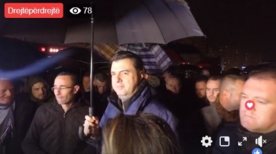 Edhe moti i keq nuk i zmbraps banorët e Unazës, Basha marshon me ta