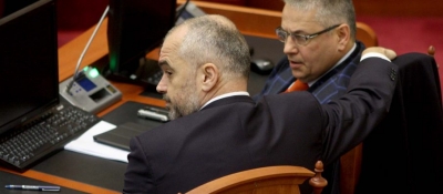 Plas në PS, Fino-Bushatit në Parlament: Pse qesh, je akuzuar nga PD për vjedhje votash