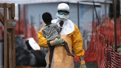 Ebola përhapet frikshëm në qytete, vaksinat mungojnë