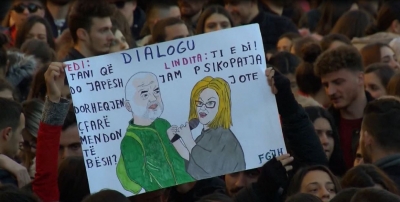 Ja kënga që studentët i kanë bërë Ramës &quot;i falimentuar dhe fare vetëm...&quot;