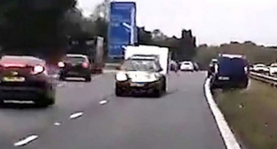 Hyn në krah të kundër në autostradë, 3 persona të vdekur në Angli