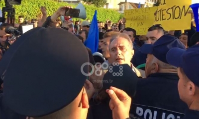 Bllokimi i rrugëve, protestuesit në Fier çajnë kordonin e policisë