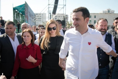 Berisha: A pastrohen paratë e Veliajt përmes galerive të bashkëshortes?