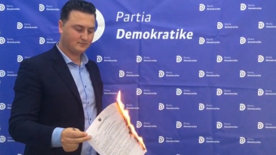 VIDEO/ Ibrahim Sako, kandidati i listës në Elbasan djeg kërkesën e KQZ për të marrë postin e deputetit