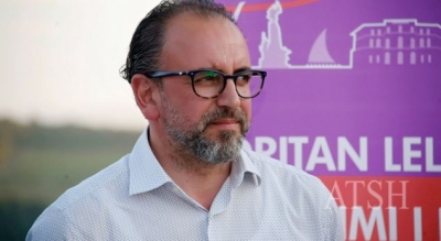 Kryebashkiaku socialist merret peng/ Nga frika dërgon familjen jashtë Shqipërisë