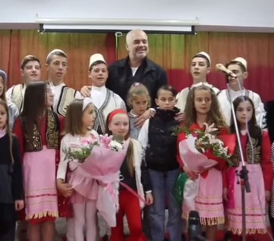 Familjarët e Beratit, mbani larg fëmijët nga ky njeri!