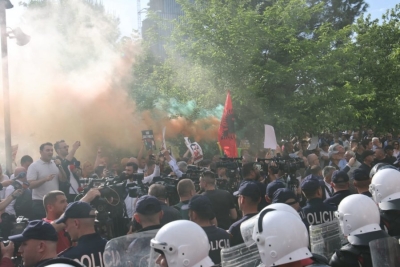 ‘Jo vetëm nuk largohem, por do vjedh më shumë’/ Berisha-Veliajt: Qytetarët do të të nxjerrin prej zverku