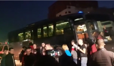 “Rama ik”! Nxënësit nga Saranda zbresin nga autobusi dhe i bashkohen protestës tek Unaza e Re
