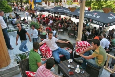 Sondazhi/ Përveç kafeneve, ja ku e humbasin kohën të rinjtë shqiptarë