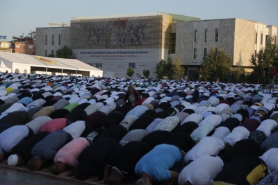 Qindra besimtarë falin namazin e Kurban Bajramit në sheshin “Skënderbej”