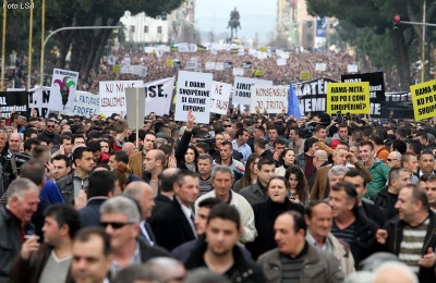 ANALIZA/ Njerëzit e Ballkanit kanë dalë në rrugë, kërkesa serioze për qeveritë