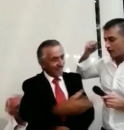 VIDEO-SKANDAL/  Tërmet Peçi i këndon Enver Hoxhës në darkën zyrtare të Bashkisë