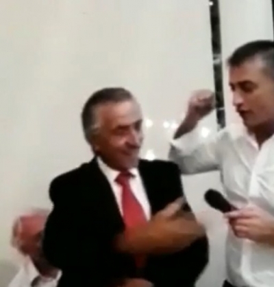 VIDEO-SKANDAL/ Tërmet Peçi i këndon Enver Hoxhës në darkën zyrtare të Bashkisë