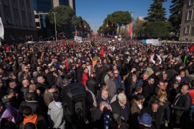 Policia raporton rreth 200 mijë protestues sot në Tiranë