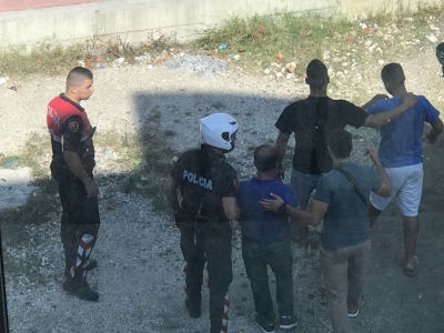 Përplasje para gjykatës në Vlorë mes 10 personave për guroren, 2 të lënduar