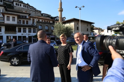 Meta ka një dhuratë për presidenten kroate