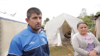 “Mbrëmë ishte një tmerr nga stuhia”, banori i fshatit Mazhë e Madhe rrëfen natën e vështirë në çadër: Shtëpinë të na e ndërtojnë këtu&quot;