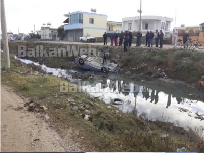 Durrës, makina përfundon në kanal